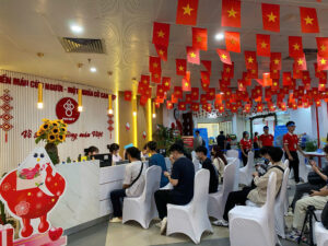 Người dân đến tham gia hiến máu làm thủ tục chờ hiến máu