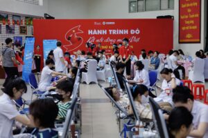 Ngay từ sáng sớm, không khí tại tầng 2, Viện Huyết học - Truyền máu Trung ương đã vô cùng nhộn nhịp người dân đến đăng ký hiến máu.