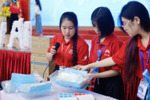 Các tình nguyện viên chuẩn bị dụng cụ và túi lấy máu, điều phối người dân tham gia hiến máu
