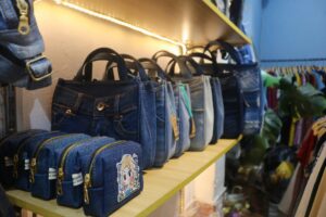 Một góc trưng bày các sản phẩm tái chế từ quần jean cũ tại cửa hàng RenewJeans