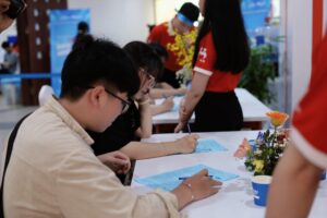 Người tham gia hiến máu điền đơn đăng ký hiến máu tại chương trình “Mùa hè nhân ái” 2025