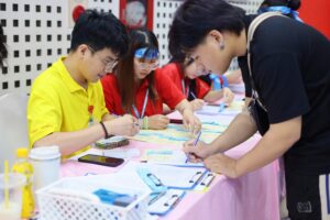 Tình nguyện viên hướng dẫn người tham gia ký phiếu xác nhận hiến máu tại ngày hội “Mùa hè nhân ái” 2025