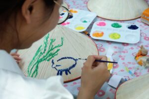 Khu vực vẽ nón lá nhận được đông đảo sự quan tâm của mọi người