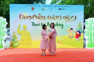 Chị Hầu Xuân Mai - Trưởng Ban tổ chức chương trình dành tặng cô Đường Ngọc Hà bó hoa tươi thắm thay cho lời cảm ơn (Ảnh: Quỳnh Chi)