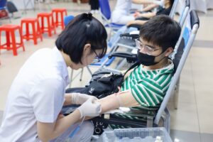 Sinh viên tham gia hiến máu tại chương trình “Mùa hè nhân ái” 2025